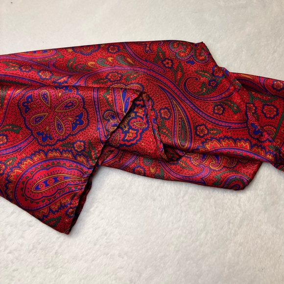 Scarf Made of 100% Silk with a Paisley Print NWOT - Picture 3 of 5